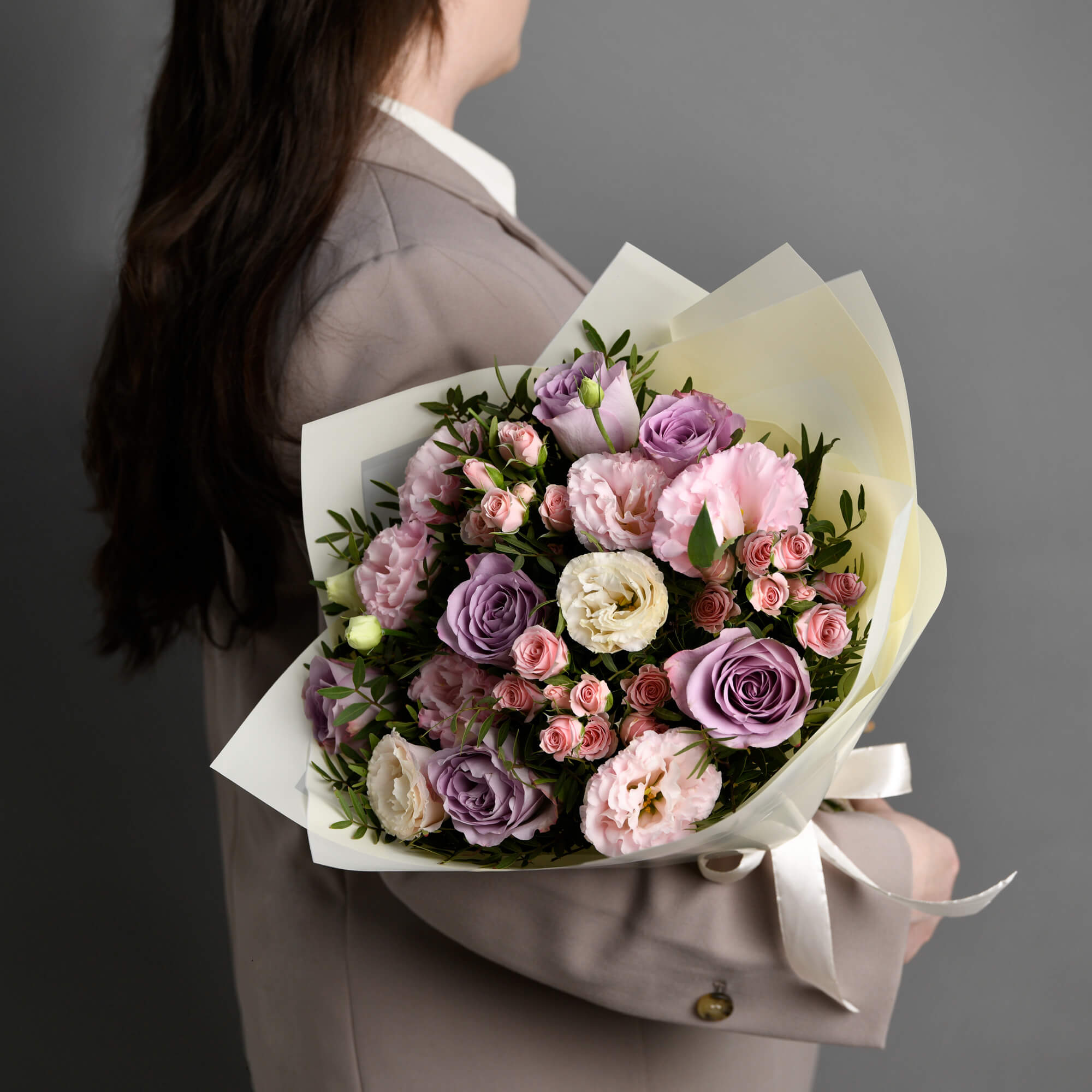 Buchet cu lisianthus si miniroze roz, 2