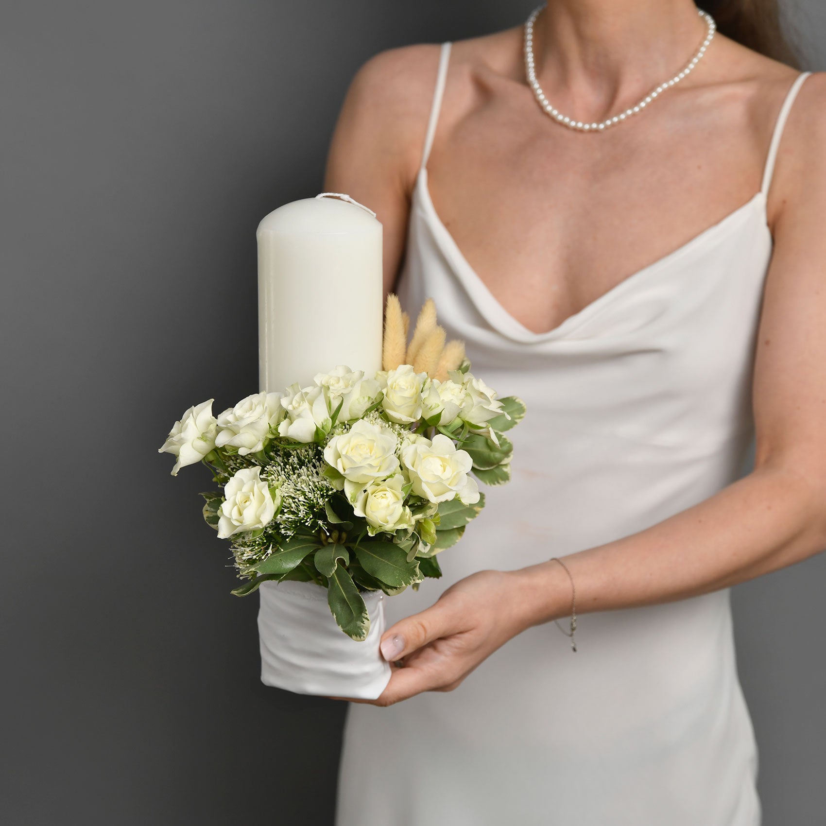 Lumanari botez flori naturale - California Flowers, Lumanare botez cu miniroze albe, Californiaflowers.ro