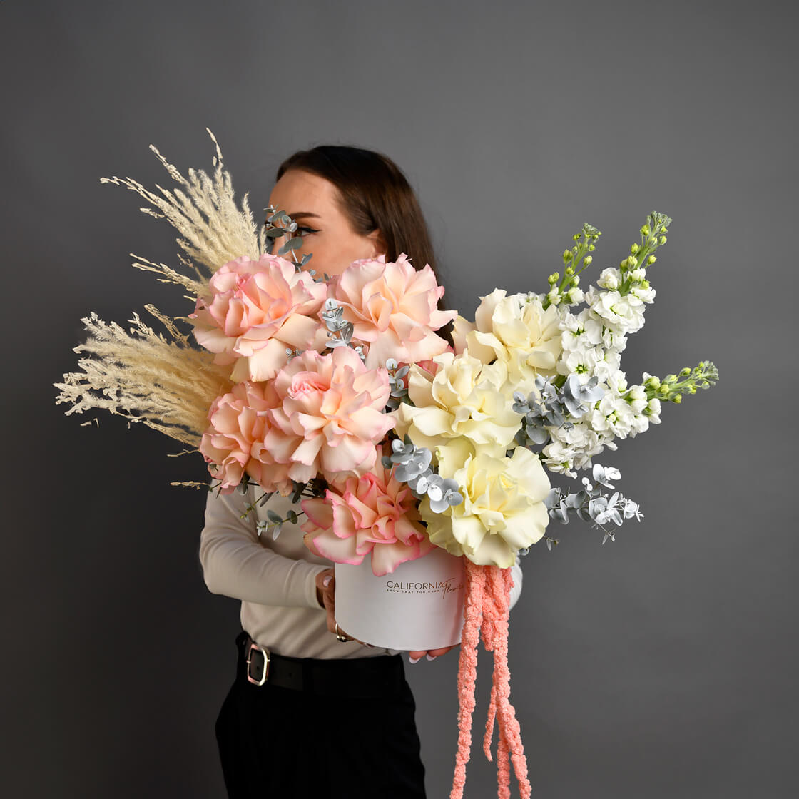Flori pentru mama - California Flowers, Aranjament floral in cutie cu trandafiri speciali si eucalipt, Californiaflowers.ro