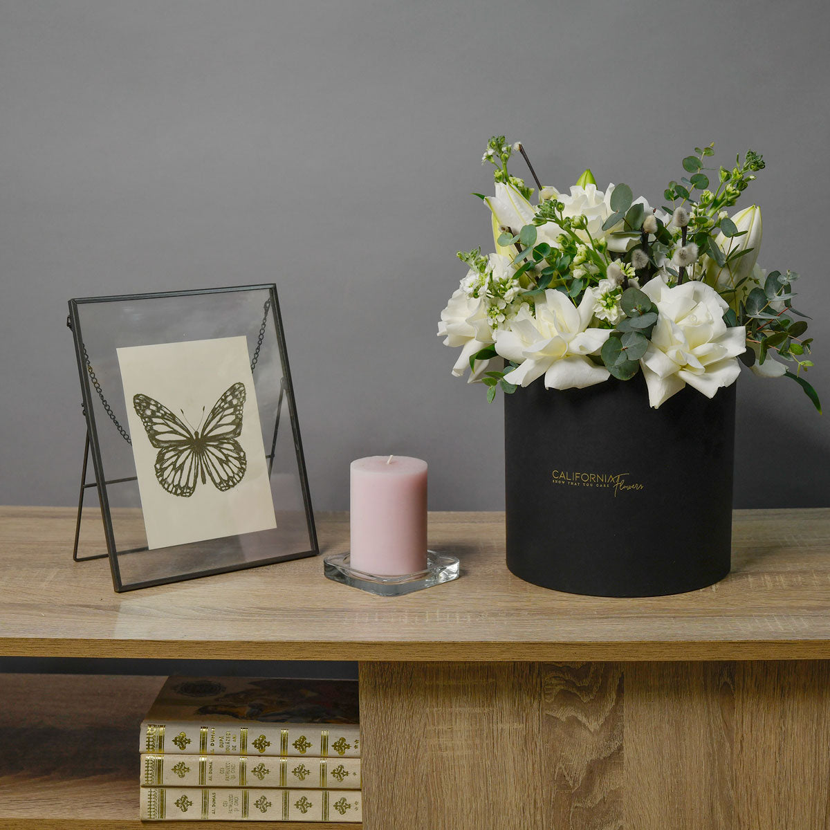 Aranjament floral in cutie neagra cu trandafiri speciali si crini, 3, Californiaflowers.ro