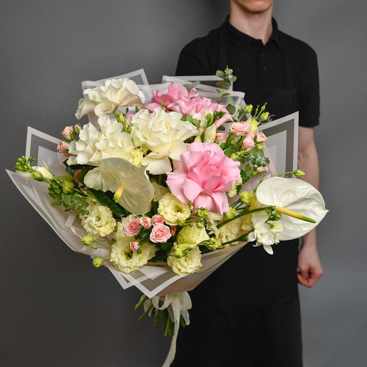 Flori pentru mama - California Flowers, Buchet trandafiri speciali roz si albi, frezii si anthurium, Californiaflowers.ro