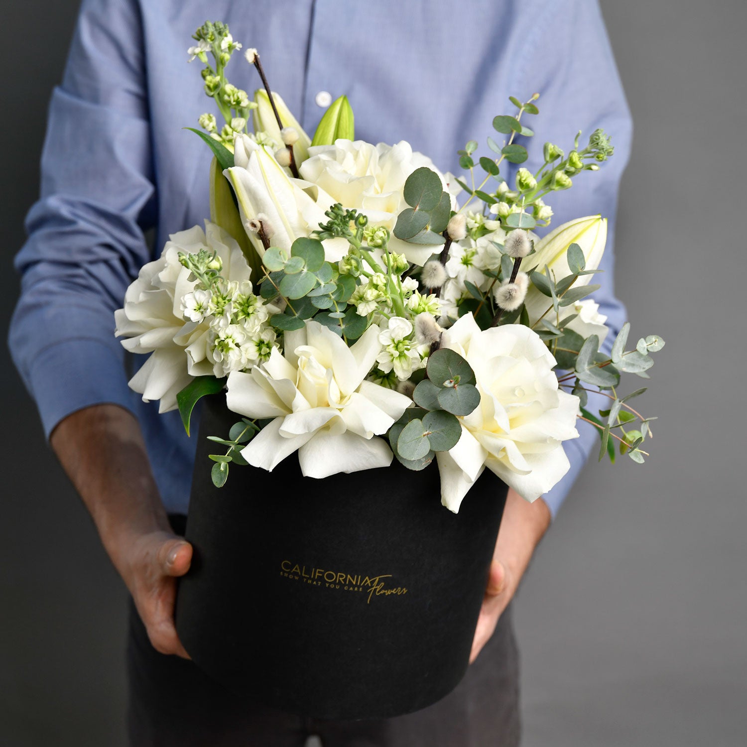 Cutii cu flori - California Flowers, Aranjament floral in cutie neagra cu trandafiri speciali si crini, Californiaflowers.ro