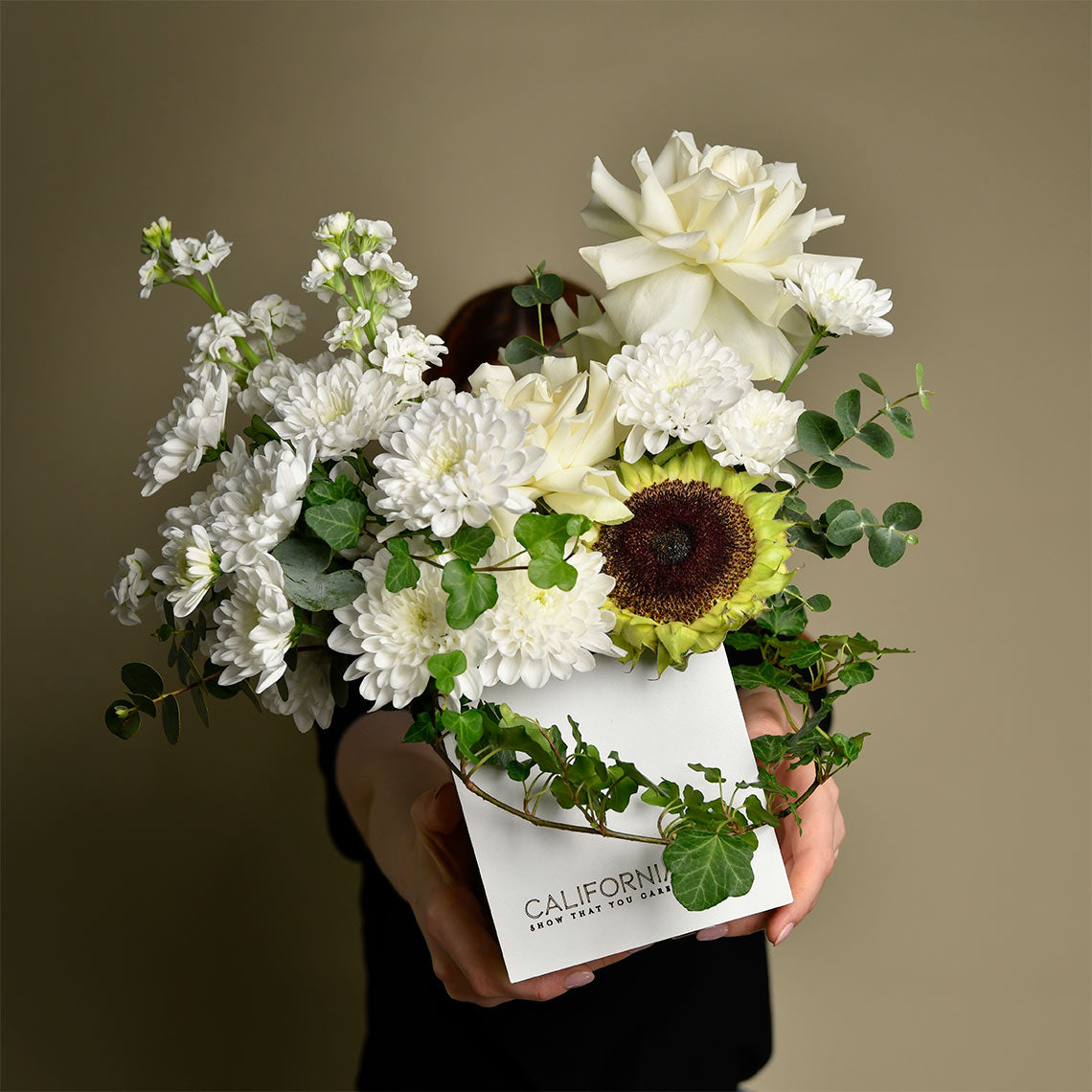 Cutii cu flori - California Flowers, Aranjament floral in cutie cu crizanteme albe si floarea soarelui, Californiaflowers.ro