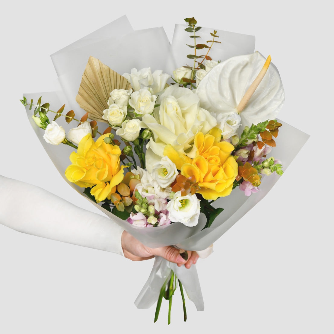 Flori pentru mama - California Flowers, Buchet trandafiri speciali galbeni, lisianthus si miniroze albe, Californiaflowers.ro