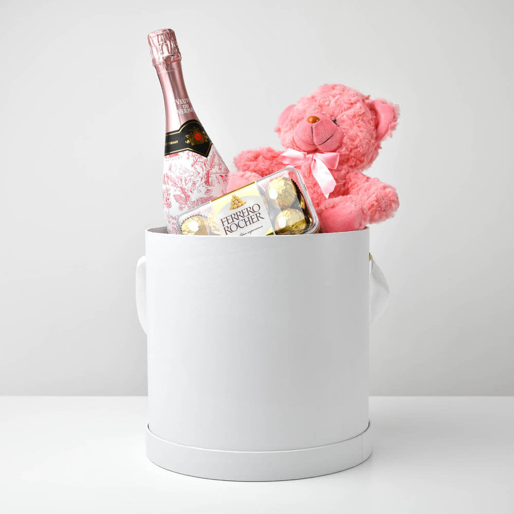 PRODUSE CU LIVRARE NATIONALA, Cutie cadou cu urs de plus, vin spumant si bomboane, Californiaflowers.ro