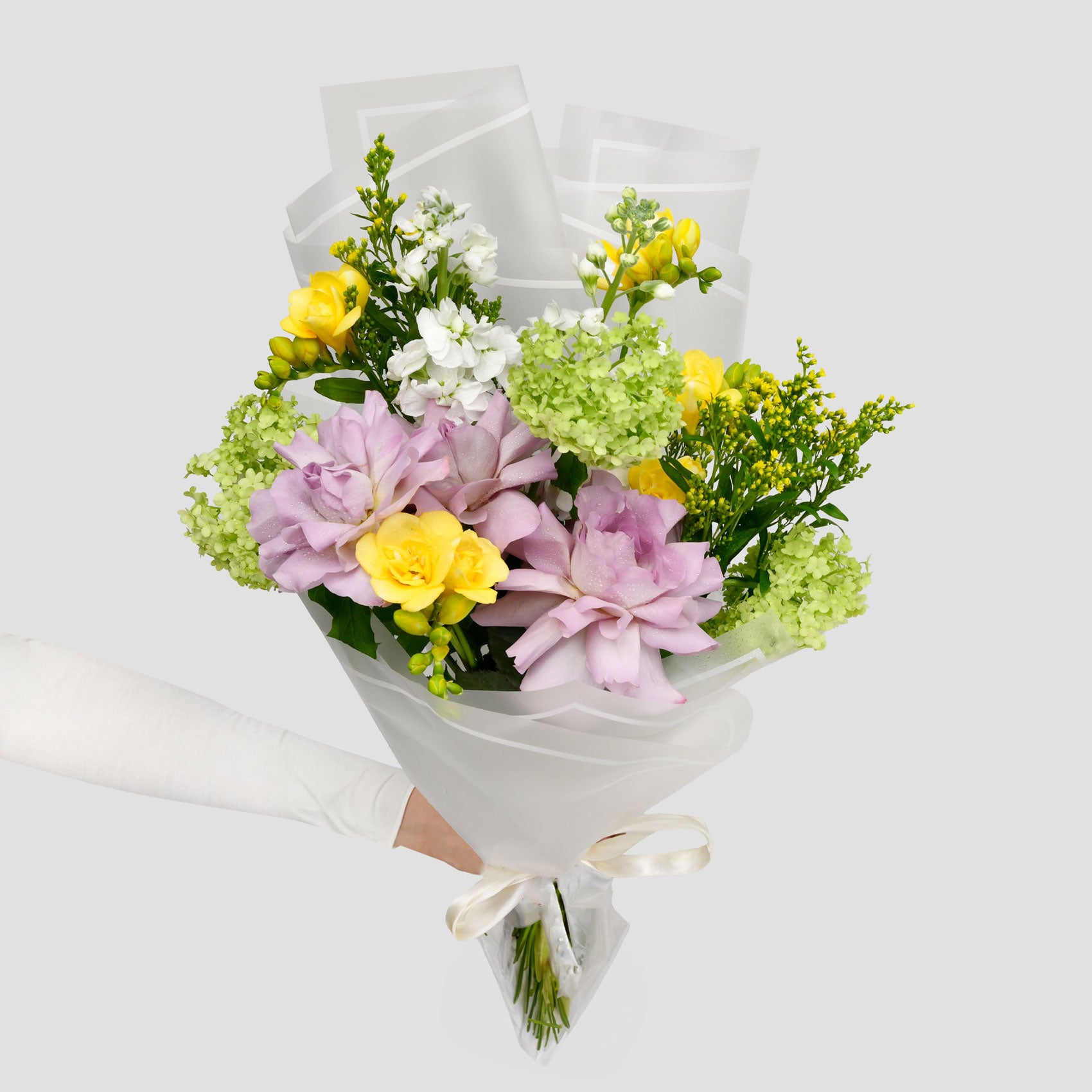 Buchete flori mixte, Buchet frezii galbene si trandafiri lila, Californiaflowers.ro
