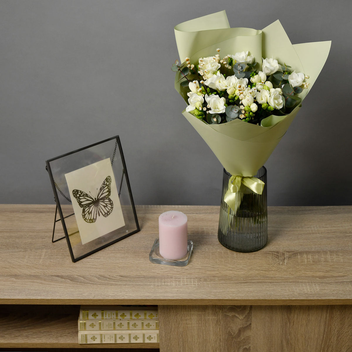 Buchet 15 frezii albe si eucalipt, 4, Californiaflowers.ro