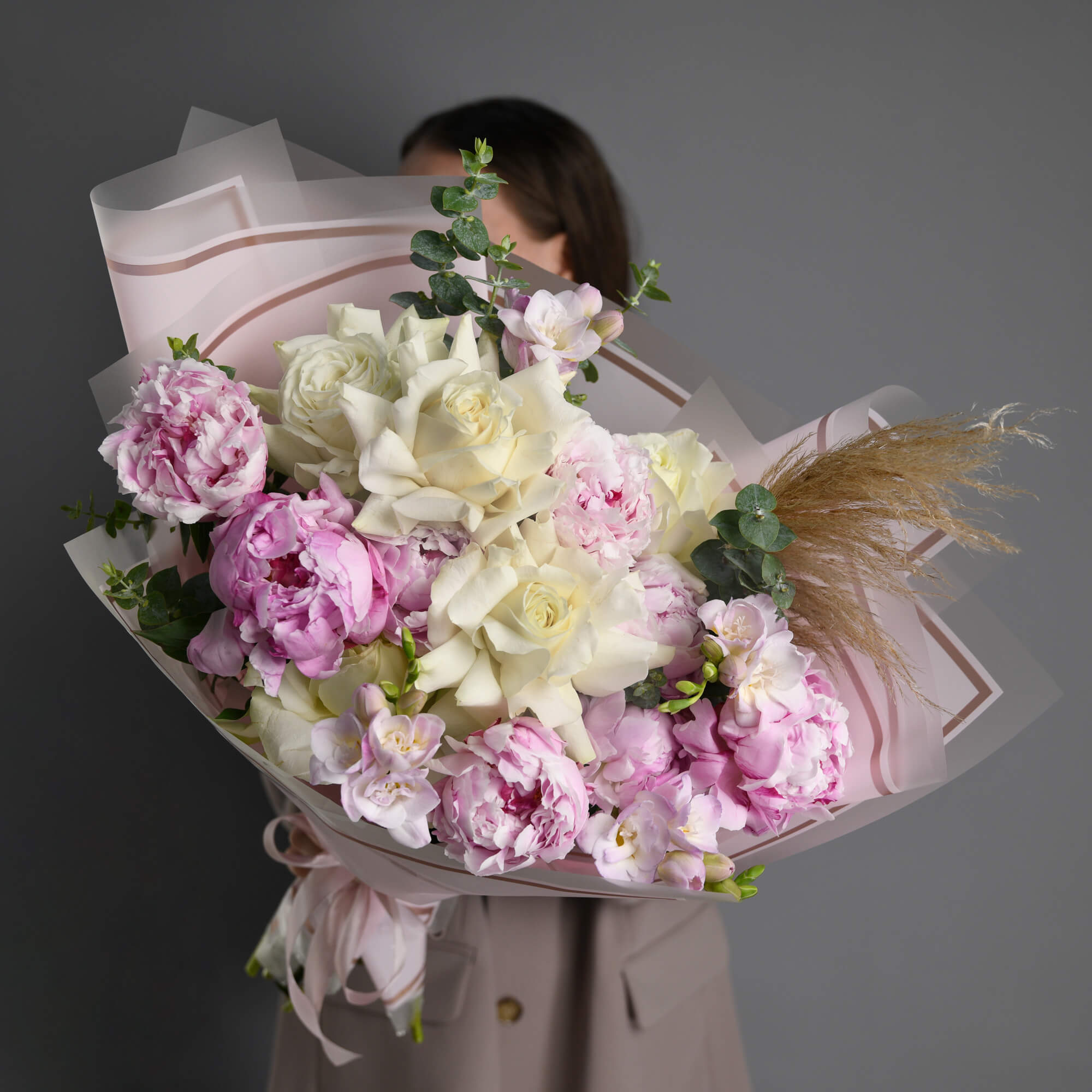 Flori de Florii - California Flowers, Buchet 9 bujori si trandafiri albi speciali, Californiaflowers.ro