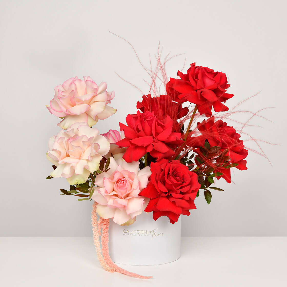 Livrare Flori Cluj Napoca, Aranjament floral in cutie cu trandafiri rosii si roz, Californiaflowers.ro
