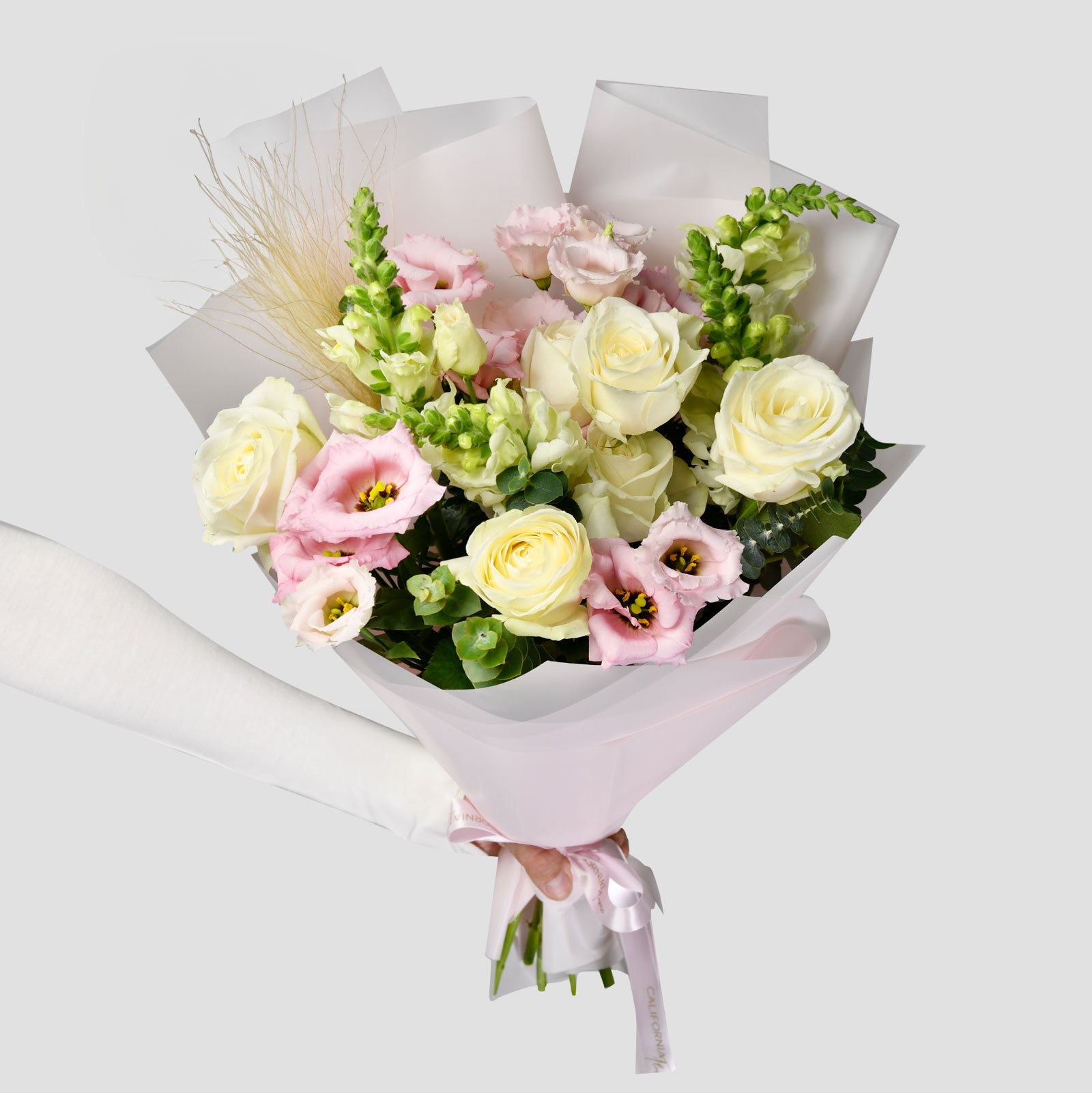 Flori pentru mama - California Flowers, Buchet trandafiri albi, lisianthus si antirrhinum, Californiaflowers.ro