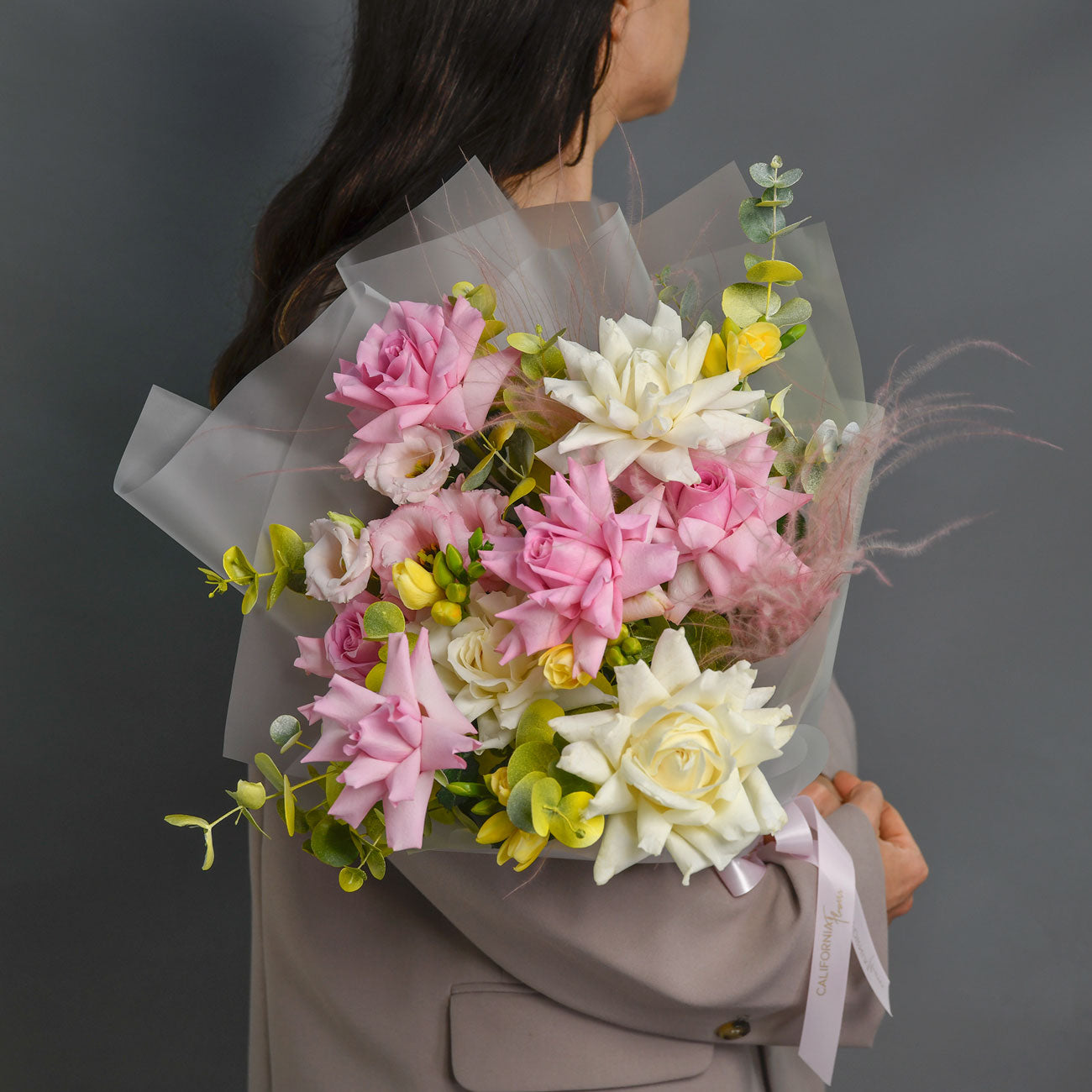 Flori pentru mama - California Flowers, Buchet trandafiri roz si albi speciali, frezii si lisianthus, Californiaflowers.ro