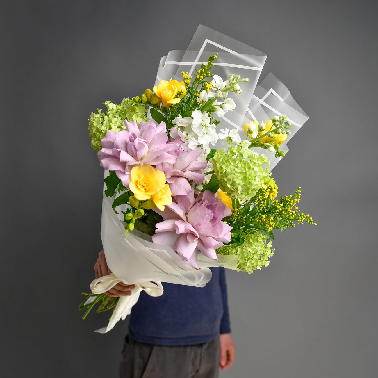 Buchete flori mixte, Buchet frezii galbene si trandafiri lila, Californiaflowers.ro