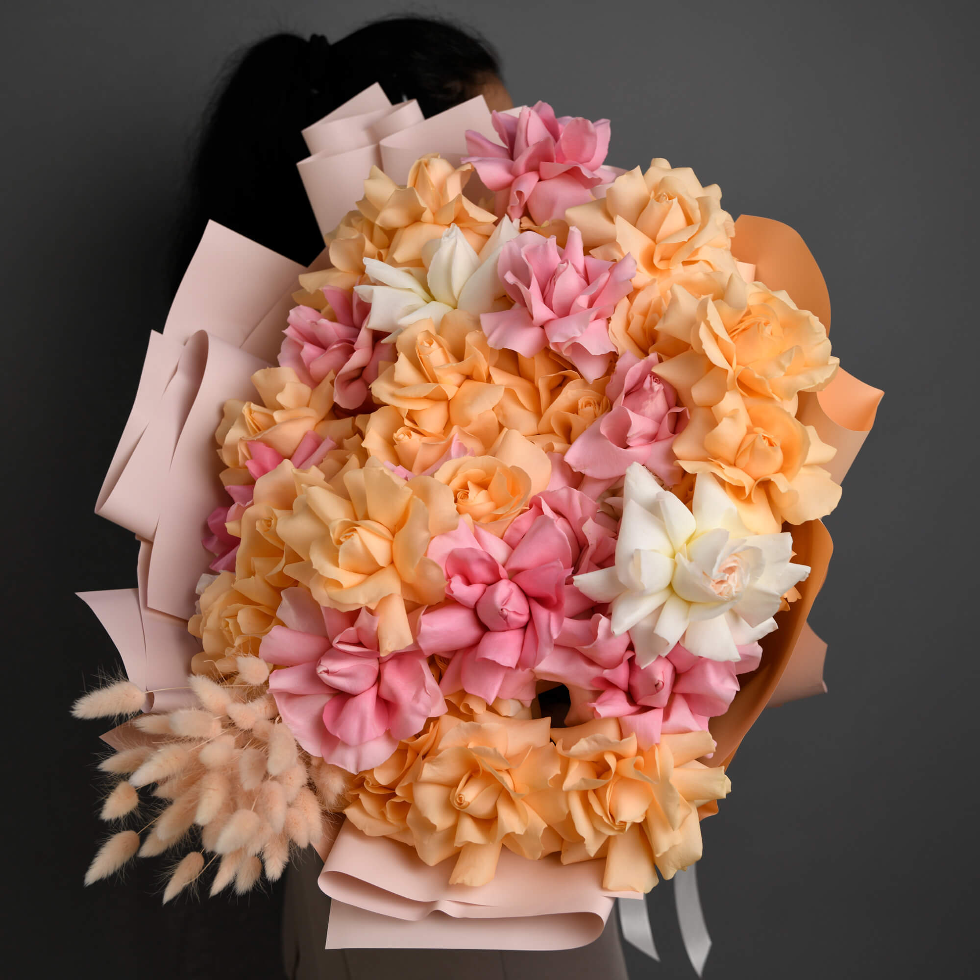 Livrare Flori Cluj Napoca, Buchet 33 trandafiri speciali roz, peach si albi, Californiaflowers.ro