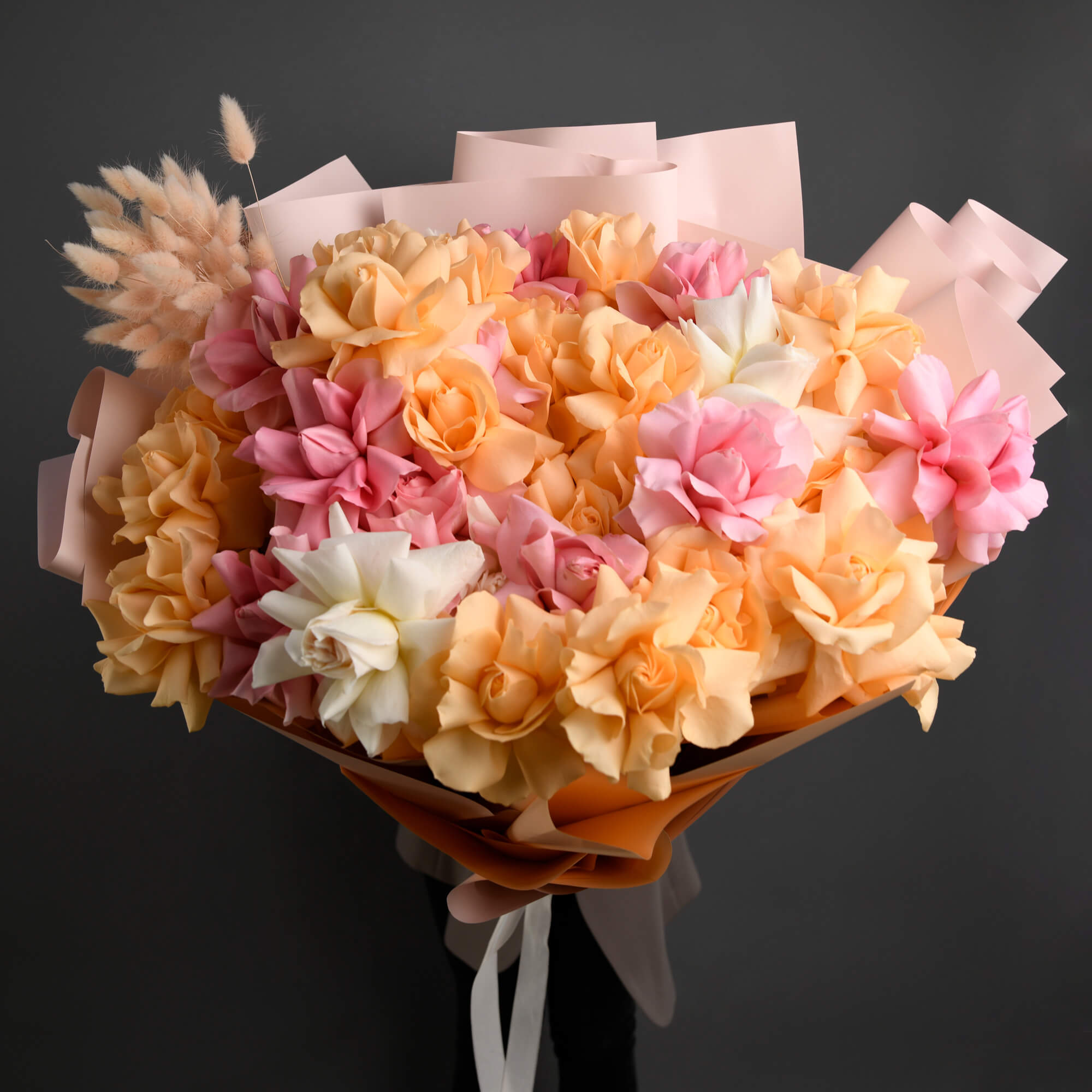 Livrare Flori Cluj Napoca, Buchet 33 trandafiri speciali roz, peach si albi, Californiaflowers.ro