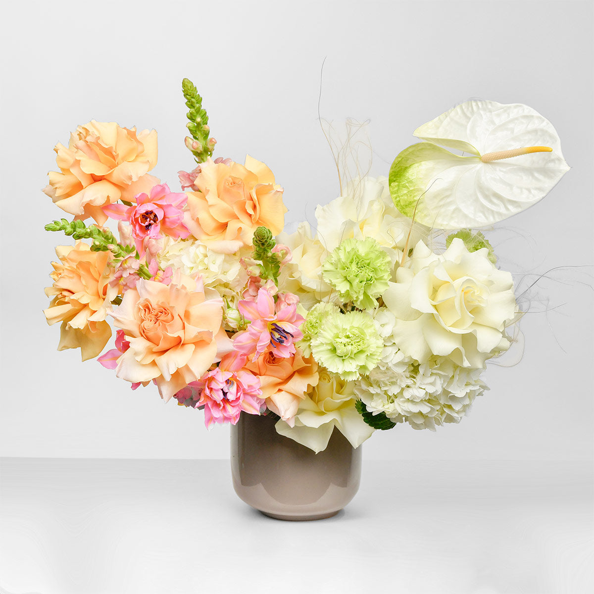 Ocazii Speciale, Aranjament floral in cutie cu anthurium, lalele si trandafiri, Californiaflowers.ro