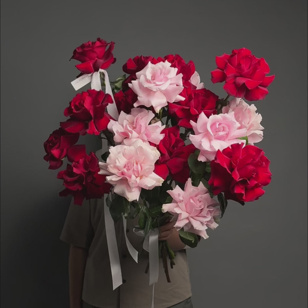 Buchet 19 trandafiri speciali rosii si roz, 4, Californiaflowers.ro