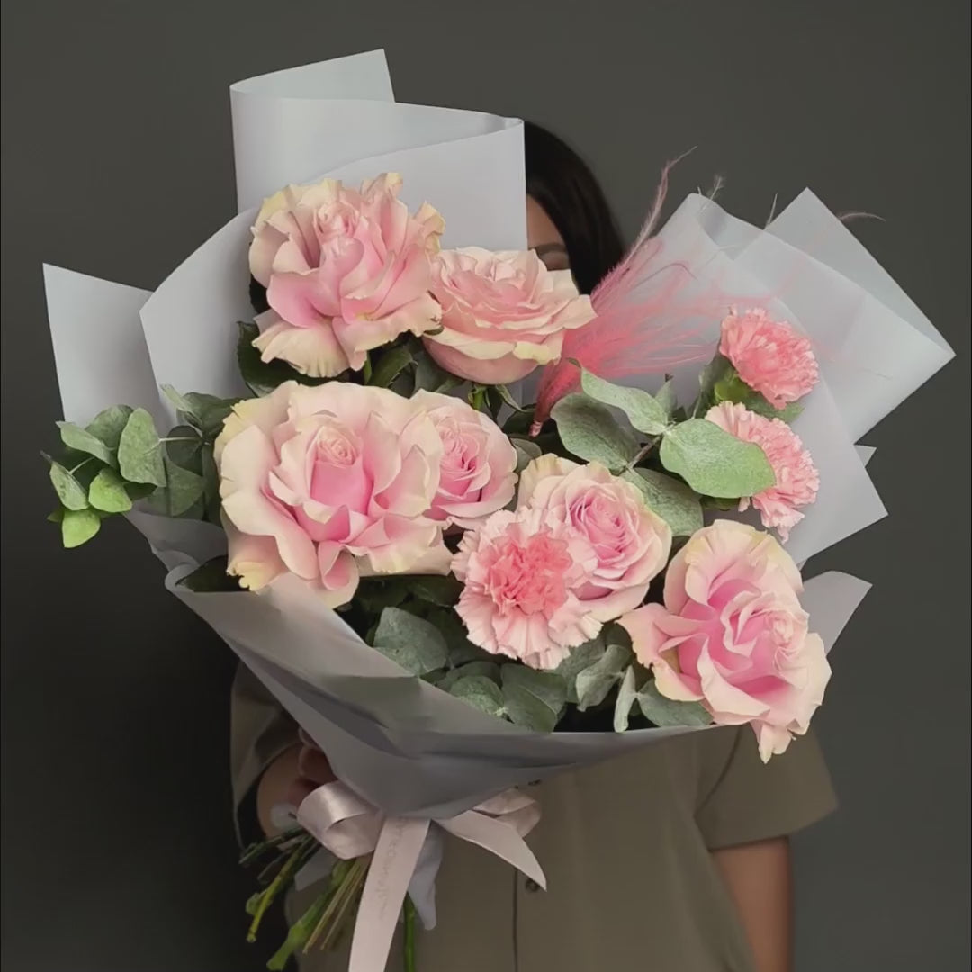 Buchet trandafiri roz, dianthus si eucalipt, 5, Californiaflowers.ro