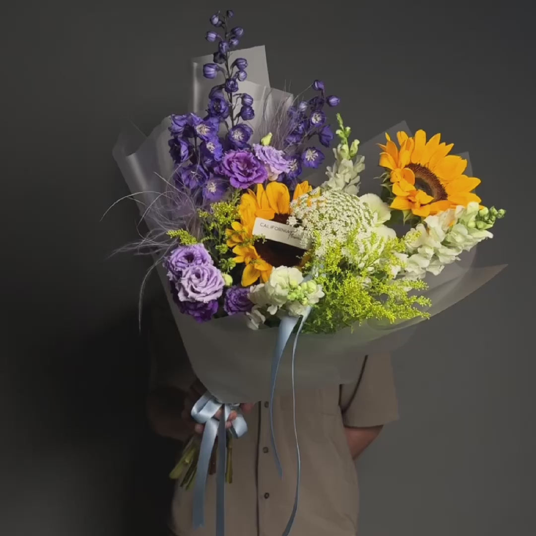 Buchet lisianthus, floarea soarelui si delphinium, 4, Californiaflowers.ro