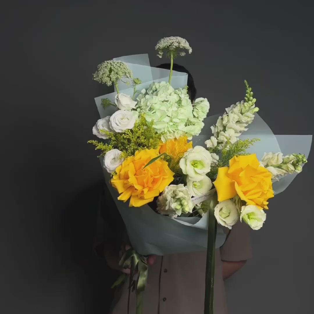 Buchet trandafiri speciali galbeni, lisianthus si hortensie, 4, Californiaflowers.ro