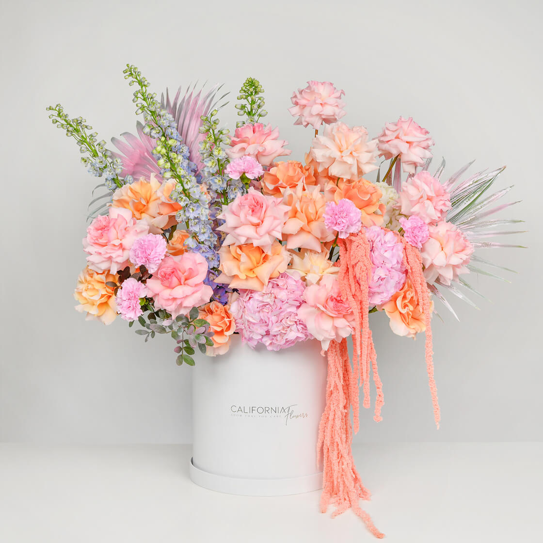 Flori pentru mama - California Flowers, Aranjament floral in cutie cu hortensie, delphinium si trandafiri speciali, Californiaflowers.ro
