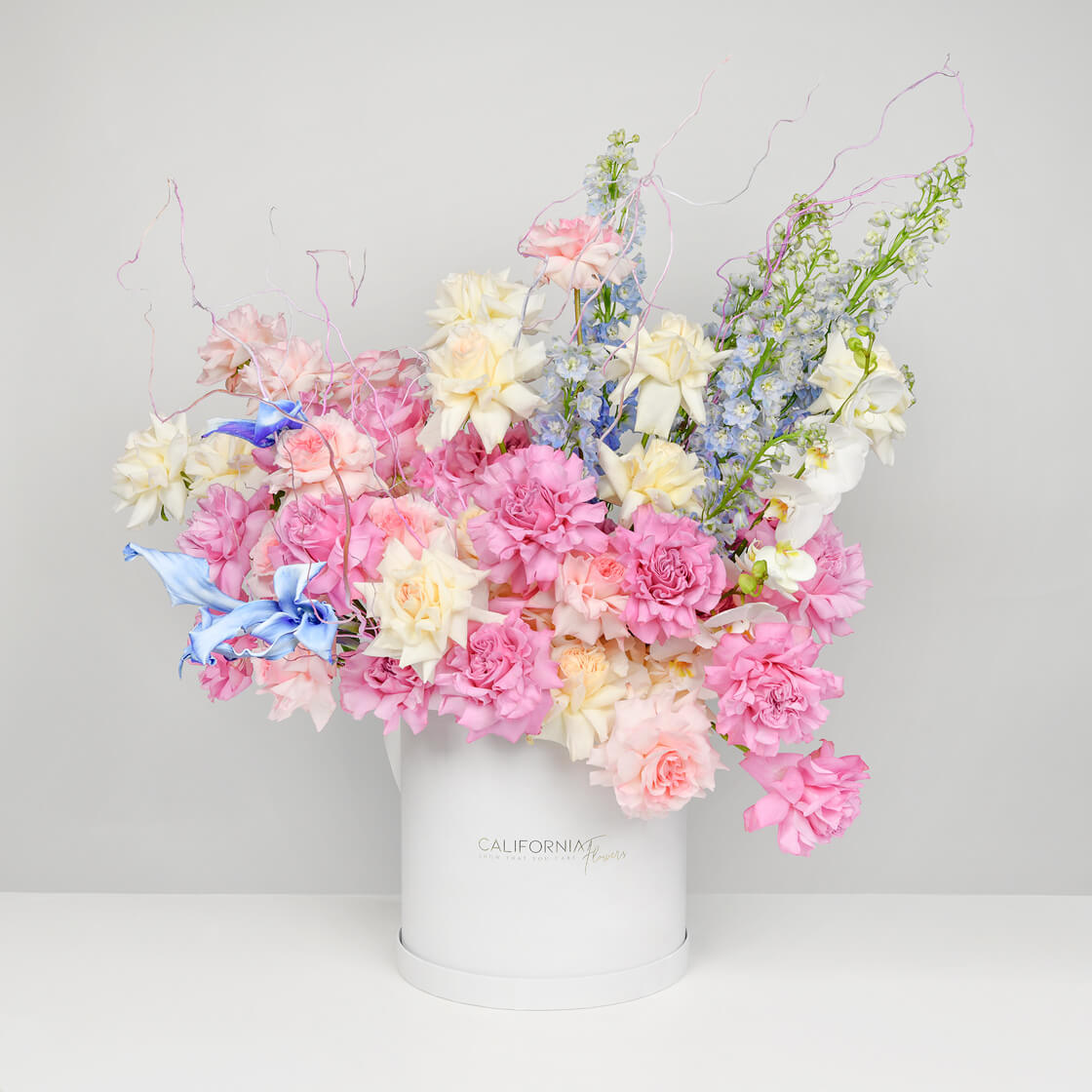 Cutii cu flori - California Flowers, Aranjament floral in cutie cu trandafiri speciali, delphinium si cale, Californiaflowers.ro