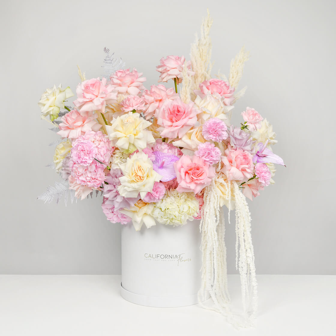 Aranjament in cutie cu hortensie roz si trandafiri albi, 1