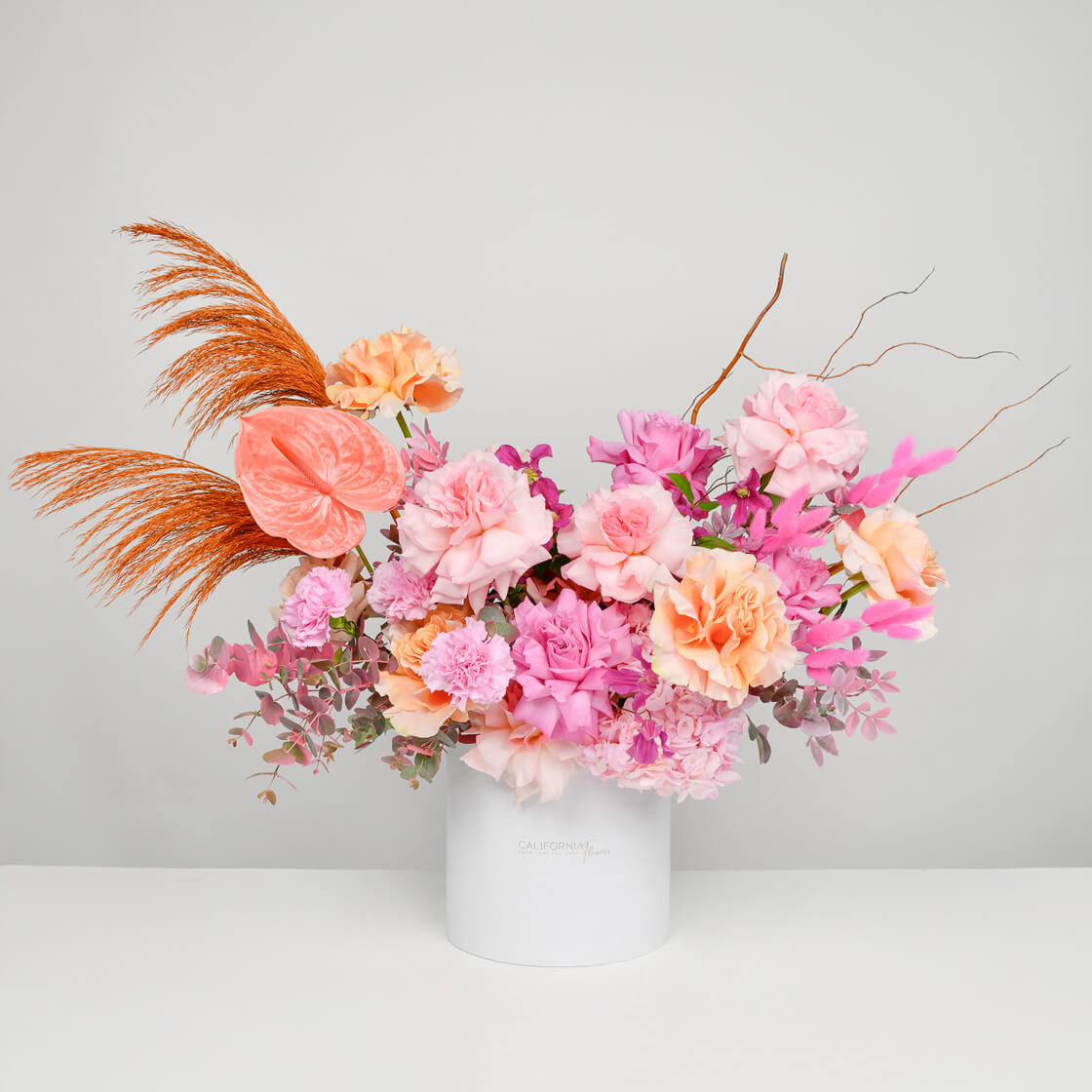 Flori pentru mama - California Flowers, Aranjament floral in cutie cu anthurium si trandafiri speciali roz, Californiaflowers.ro