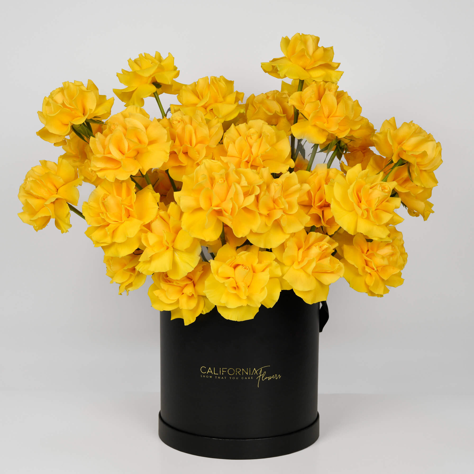 Flori pentru iubita – California Flowers, Aranjament floral in cutie cu 55 trandafiri speciali galbeni, Californiaflowers.ro
