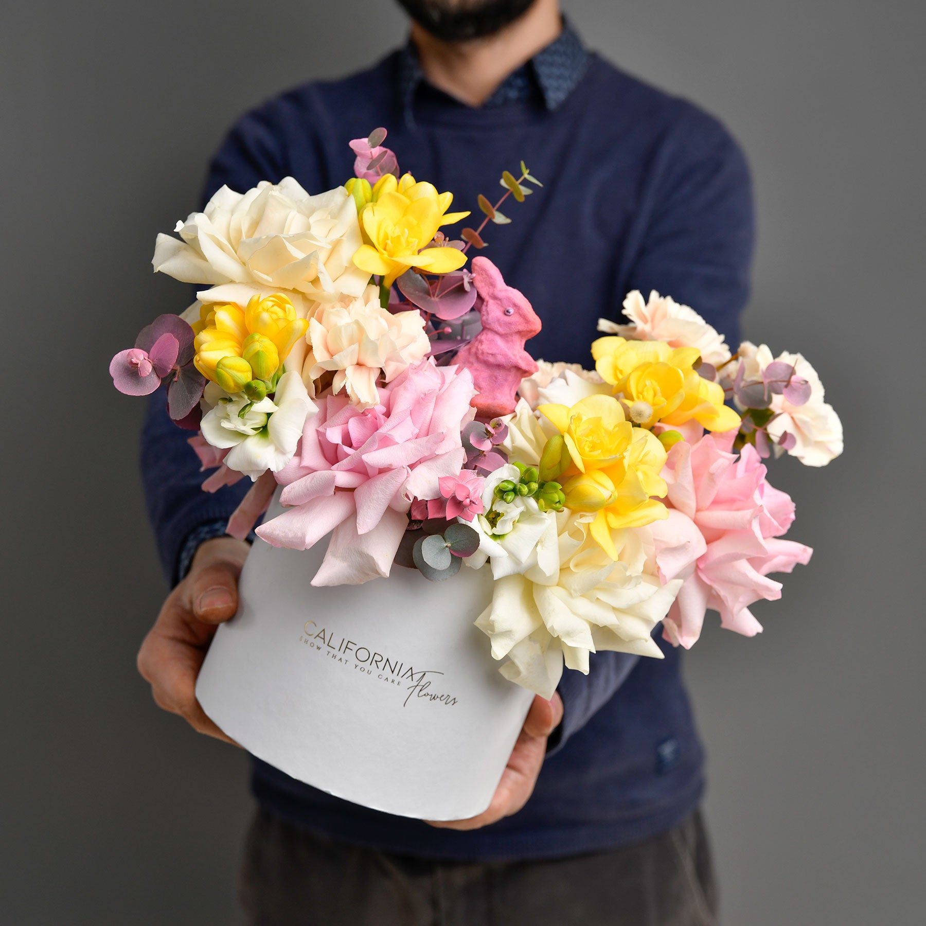 Flori de Paste - California Flowers, Aranjament floral in cutie cu frezii galbene si trandafiri multicolori, Californiaflowers.ro