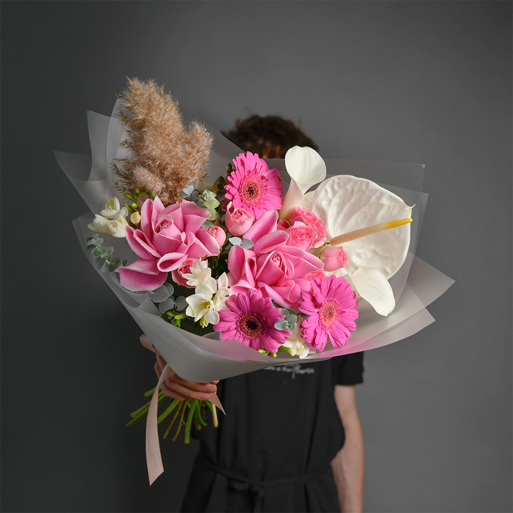 Flori pentru mama - California Flowers, Buchet trandafiri roz speciali, minigerbera si anthurium alb, Californiaflowers.ro