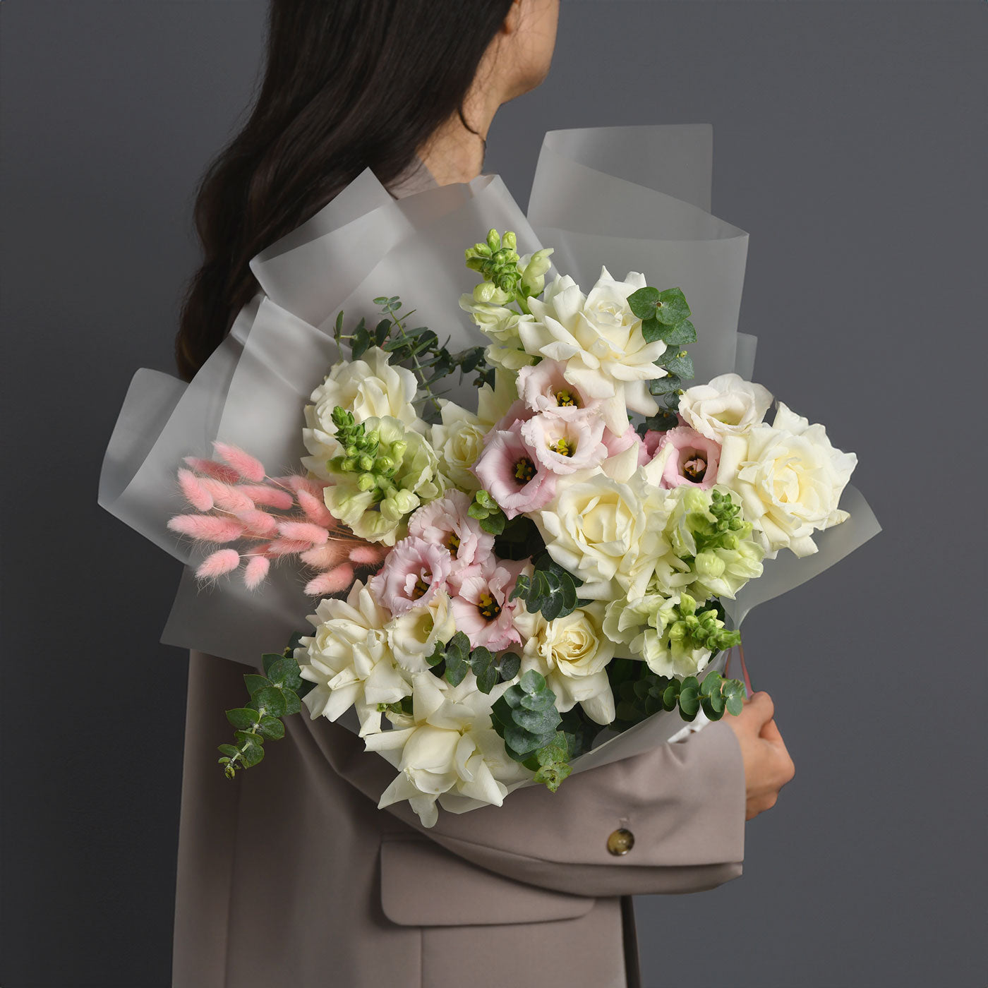 Flori pentru mama - California Flowers, Buchet trandafiri speciali albi, lisianthus si antirrhinum, Californiaflowers.ro