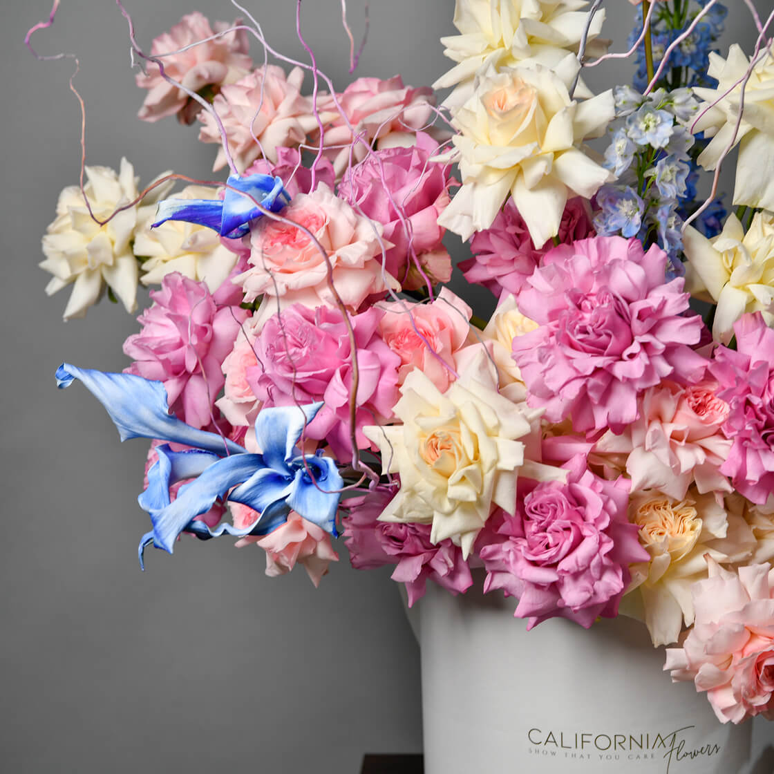 Cutii cu flori - California Flowers, Aranjament floral in cutie cu trandafiri speciali, delphinium si cale, Californiaflowers.ro