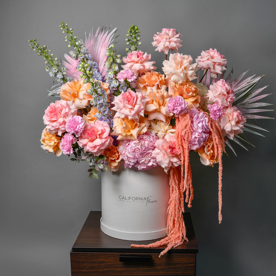 Flori pentru mama - California Flowers, Aranjament floral in cutie cu hortensie, delphinium si trandafiri speciali, Californiaflowers.ro