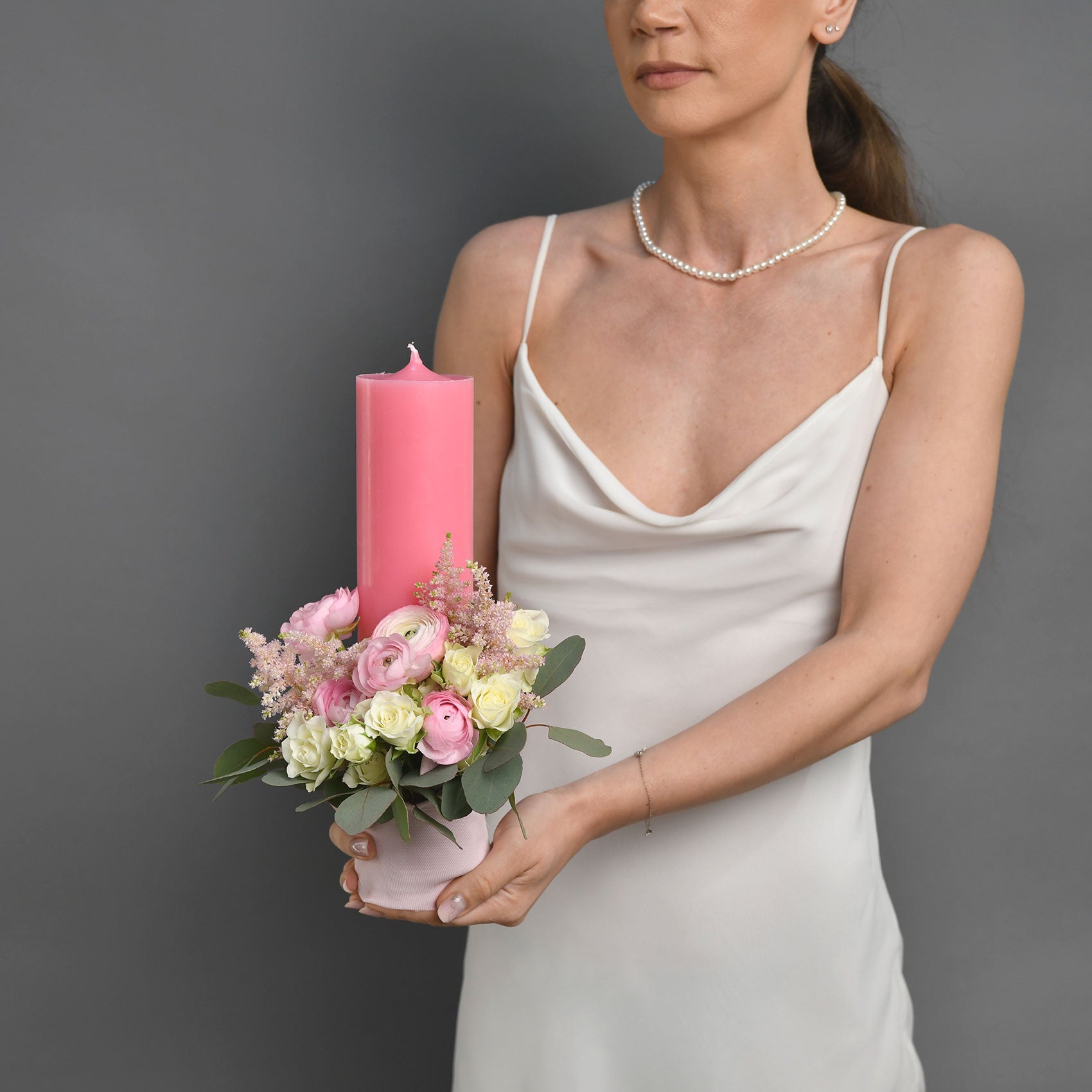 Lumanare botez fetita cu ranunculus roz si astillbe, 4, Californiaflowers.ro