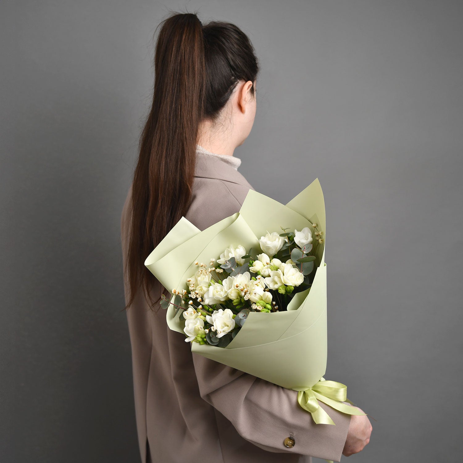 Buchet 15 frezii albe si eucalipt, 3, Californiaflowers.ro