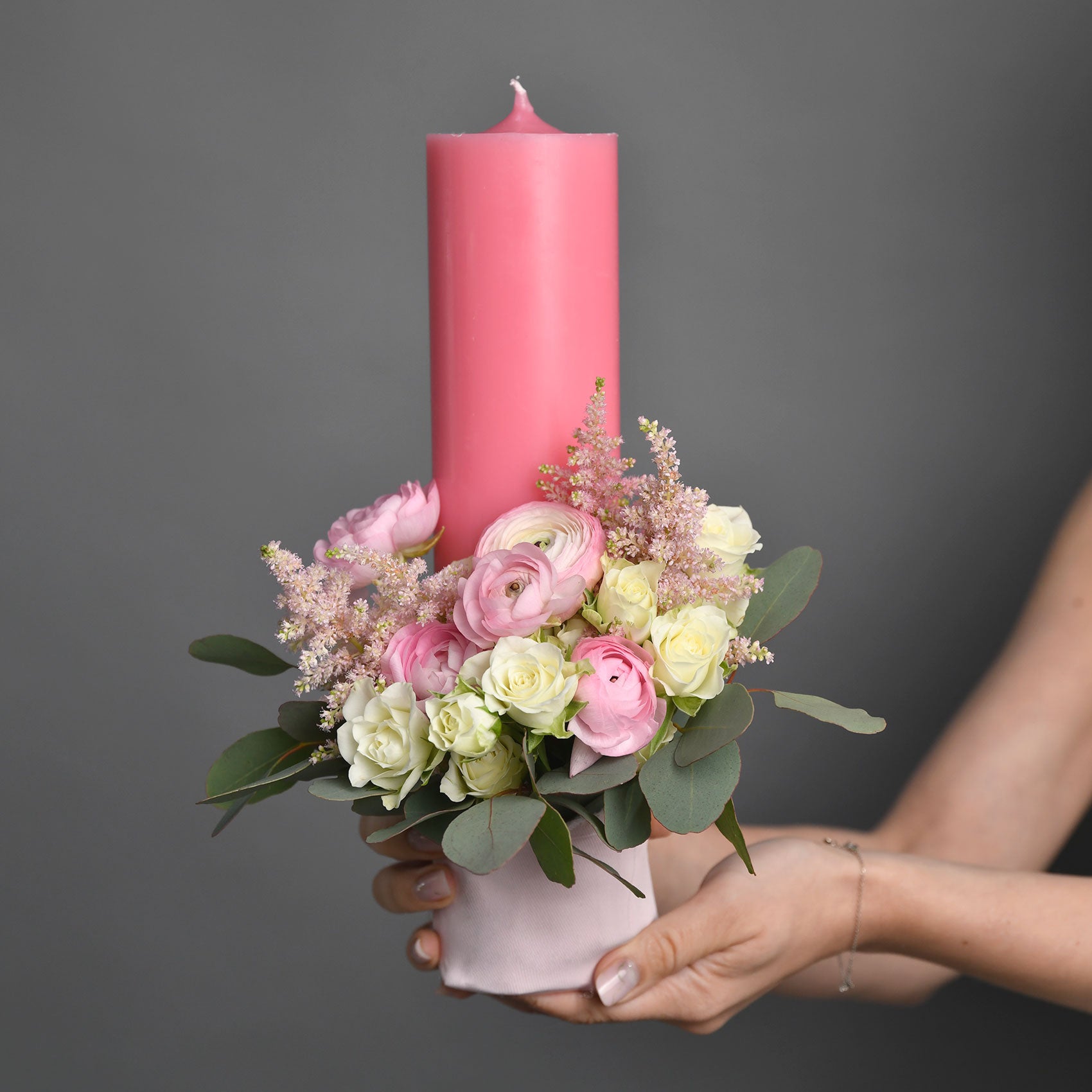 Lumanare botez fetita cu ranunculus roz si astillbe, 5, Californiaflowers.ro