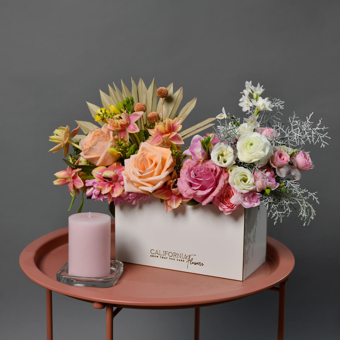 Aranjament in cutie cu trandafiri si lalele roz, 4