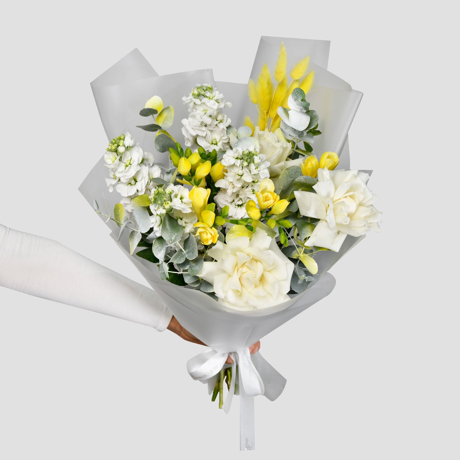 Flori pentru mama - California Flowers, Buchet trandafiri speciali albi, frezii galbene si matthiola, Californiaflowers.ro