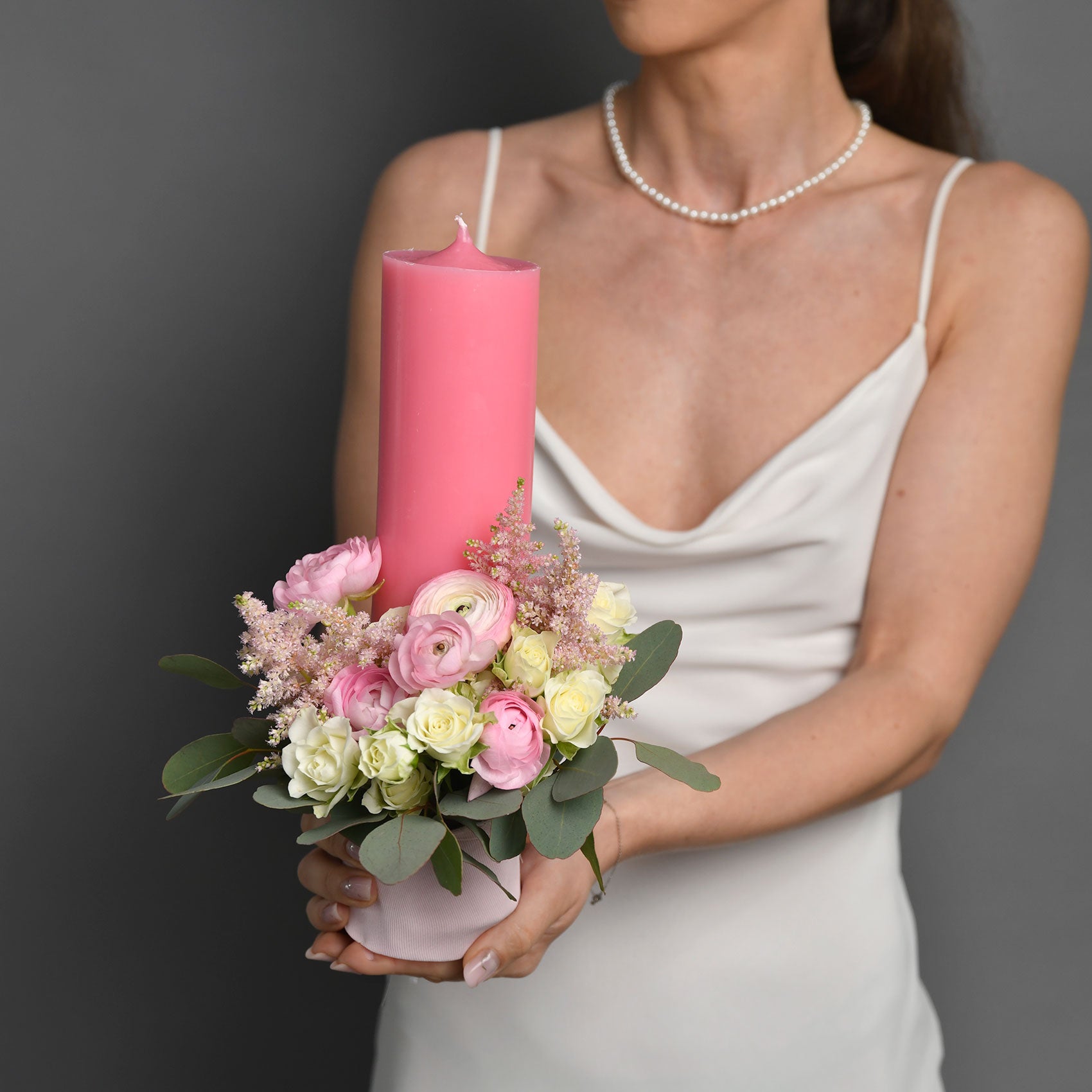 Lumanare botez fetita cu ranunculus roz si astillbe, 2, Californiaflowers.ro