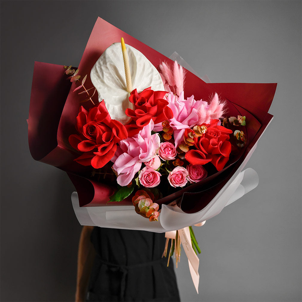 Flori pentru mama - California Flowers, Buchet trandafiri rosii speciali, anthurium si miniroze roz, Californiaflowers.ro