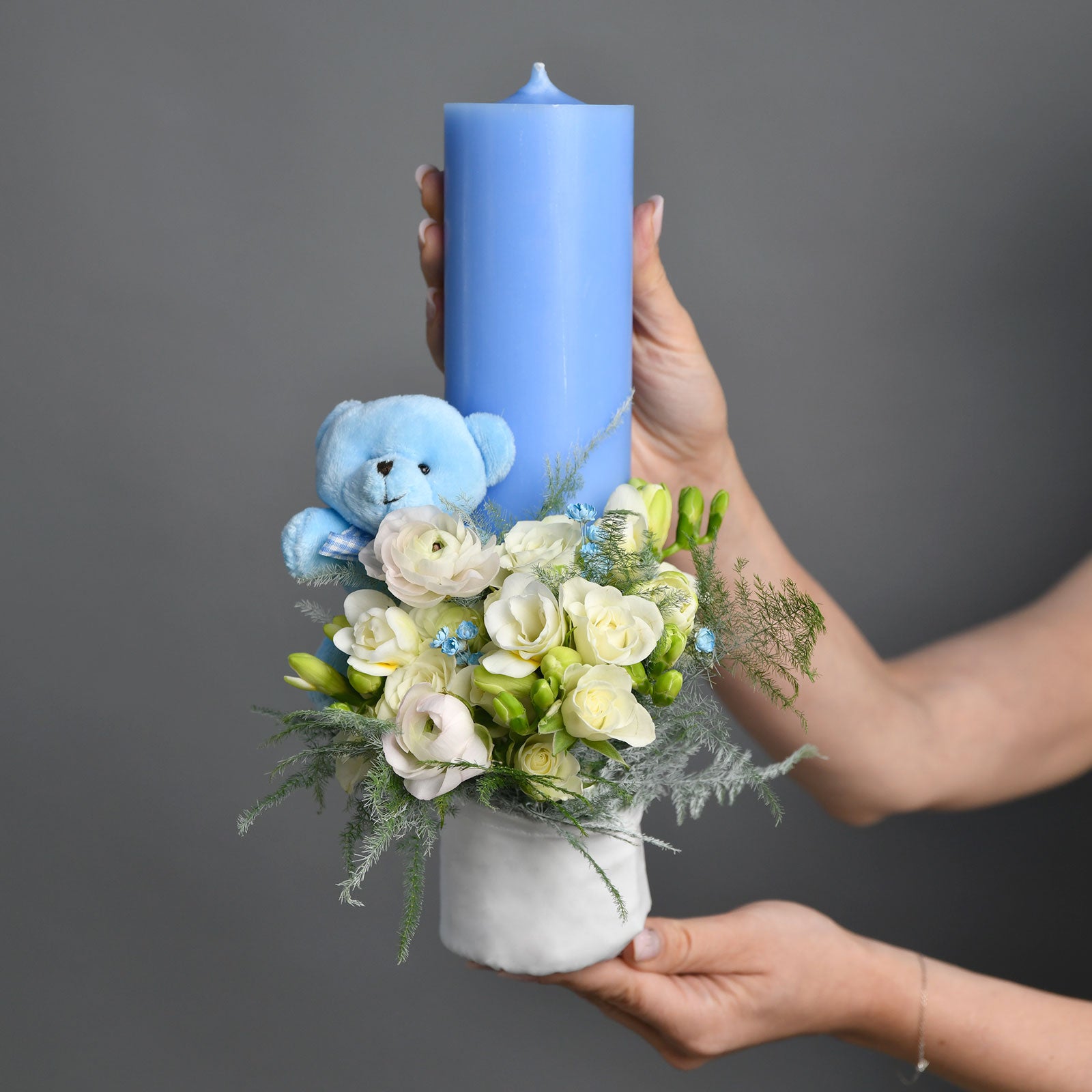 Lumanari botez flori naturale - California Flowers, Lumanare botez baietel cu ursulet albastru, Californiaflowers.ro
