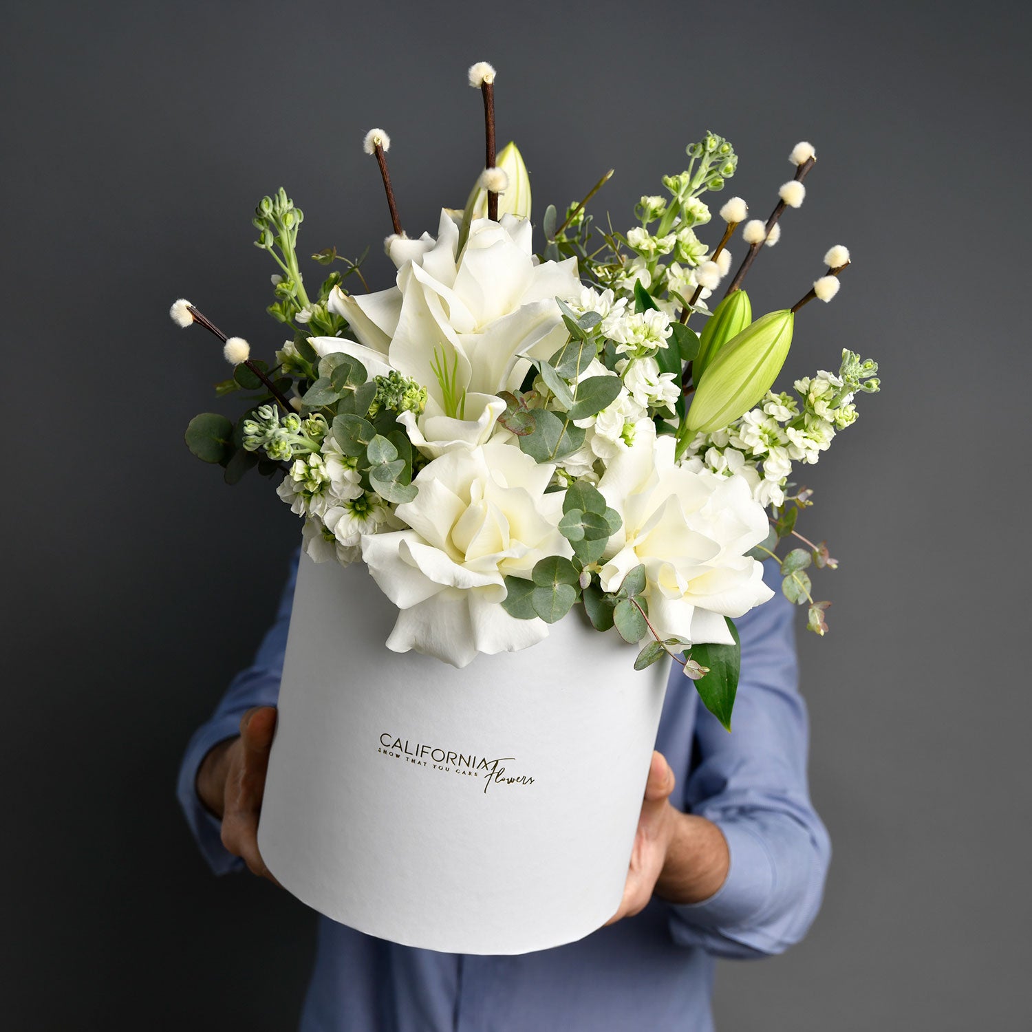 Aranjament floral in cutie alba cu trandafiri speciali si crini