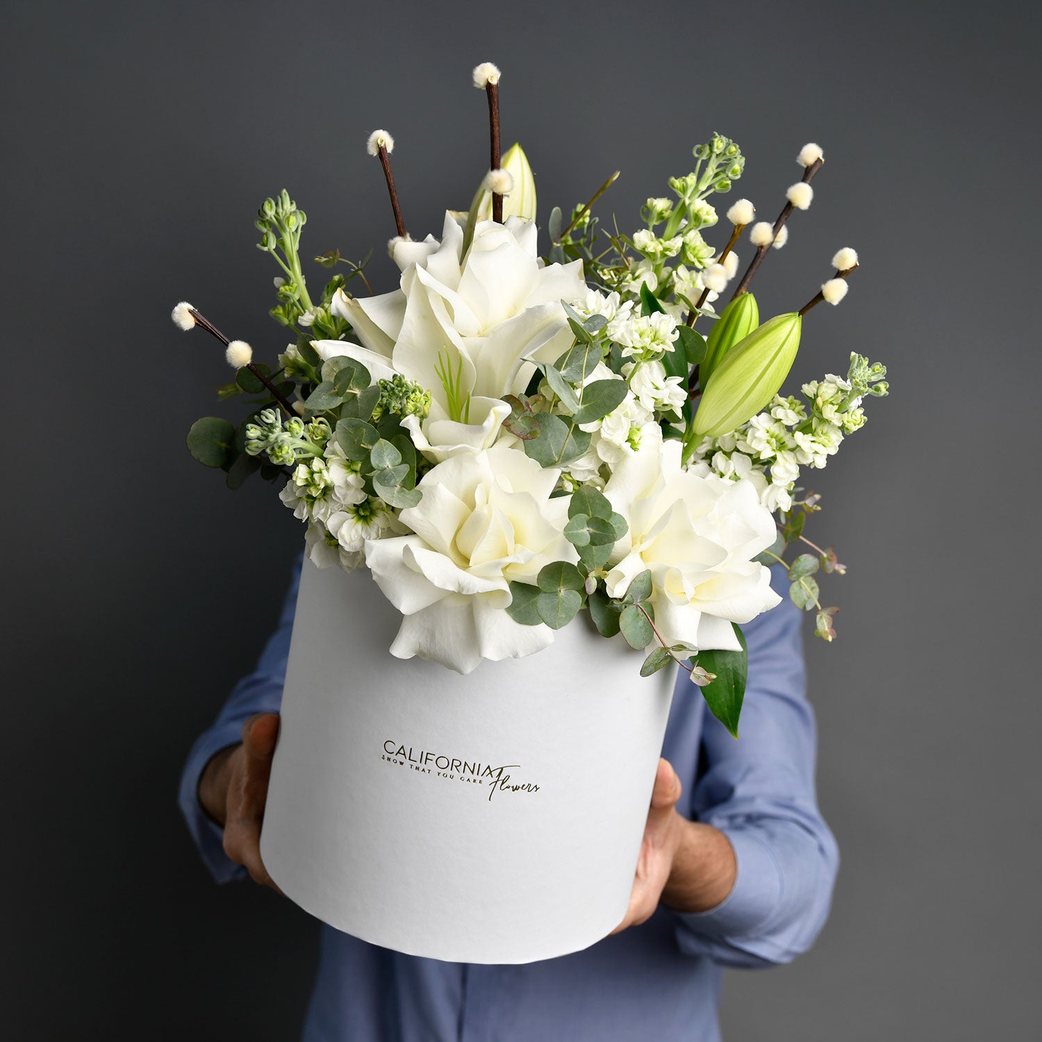 Flori de Paste - California Flowers, Aranjament floral in cutie alba cu trandafiri speciali si crini, Californiaflowers.ro