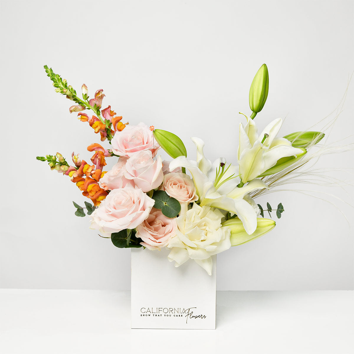 Flori pentru mama - California Flowers, Aranjament floral in cutie cu crini, antirrhinum si trandafiri, Californiaflowers.ro