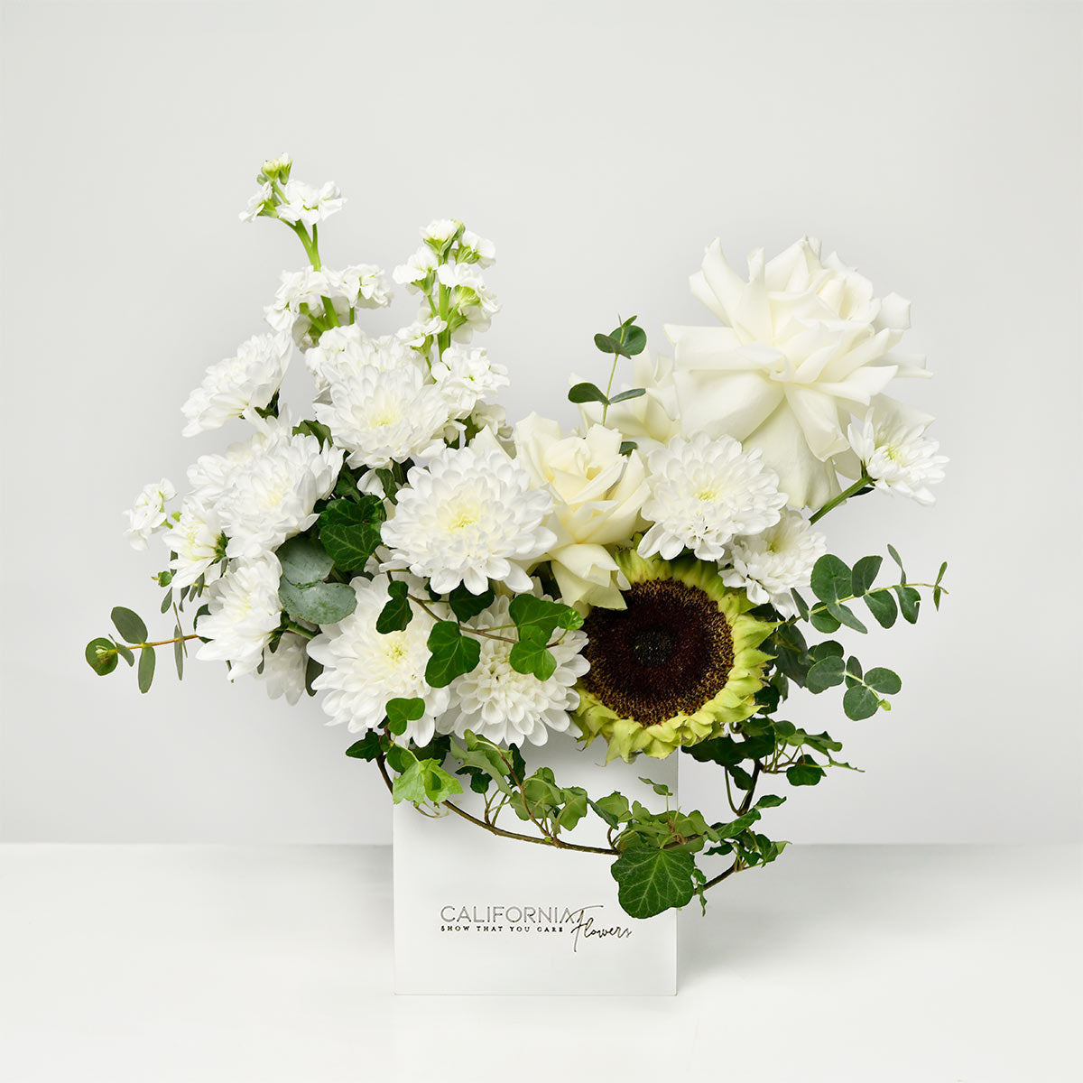 Cutii cu flori - California Flowers, Aranjament floral in cutie cu crizanteme albe si floarea soarelui, Californiaflowers.ro