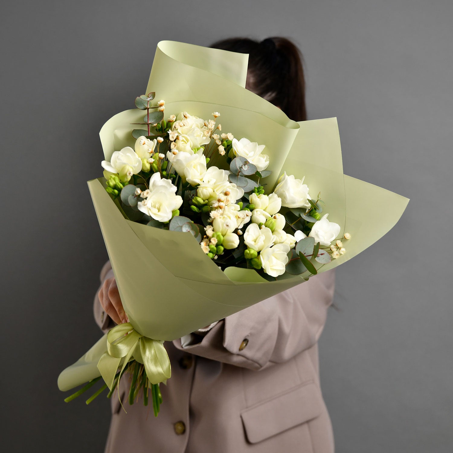 Flori de 1 Martie - California Flowers, Buchet 15 frezii albe si eucalipt, Californiaflowers.ro