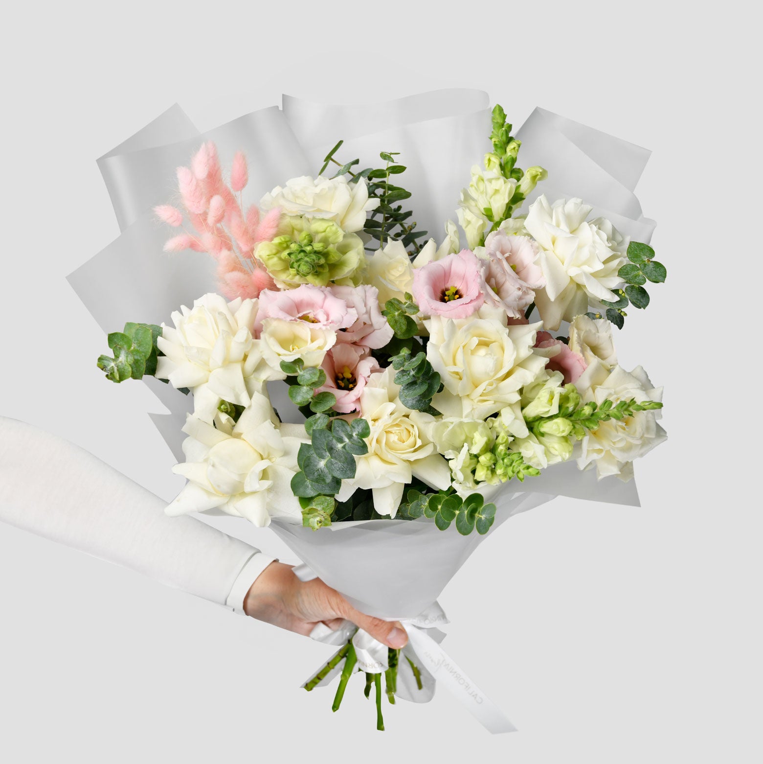 Flori pentru mama - California Flowers, Buchet trandafiri speciali albi, lisianthus si antirrhinum, Californiaflowers.ro