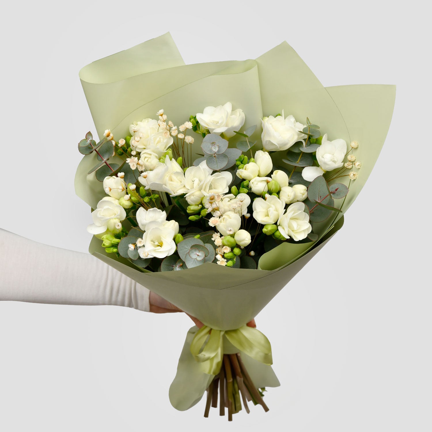 Flori de 1 Martie - California Flowers, Buchet 15 frezii albe si eucalipt, Californiaflowers.ro