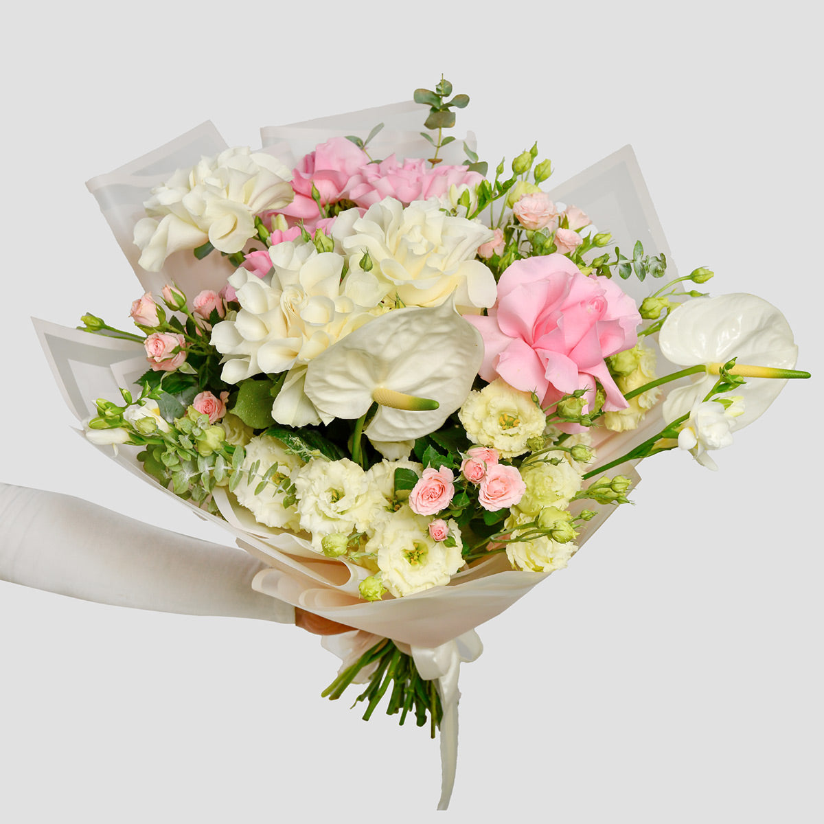Flori pentru mama - California Flowers, Buchet trandafiri speciali roz si albi, frezii si anthurium, Californiaflowers.ro