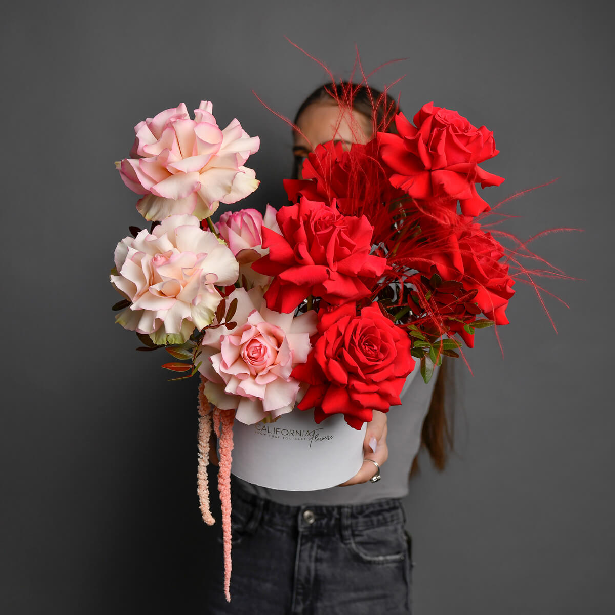 Livrare Flori Cluj Napoca, Aranjament floral in cutie cu trandafiri rosii si roz, Californiaflowers.ro